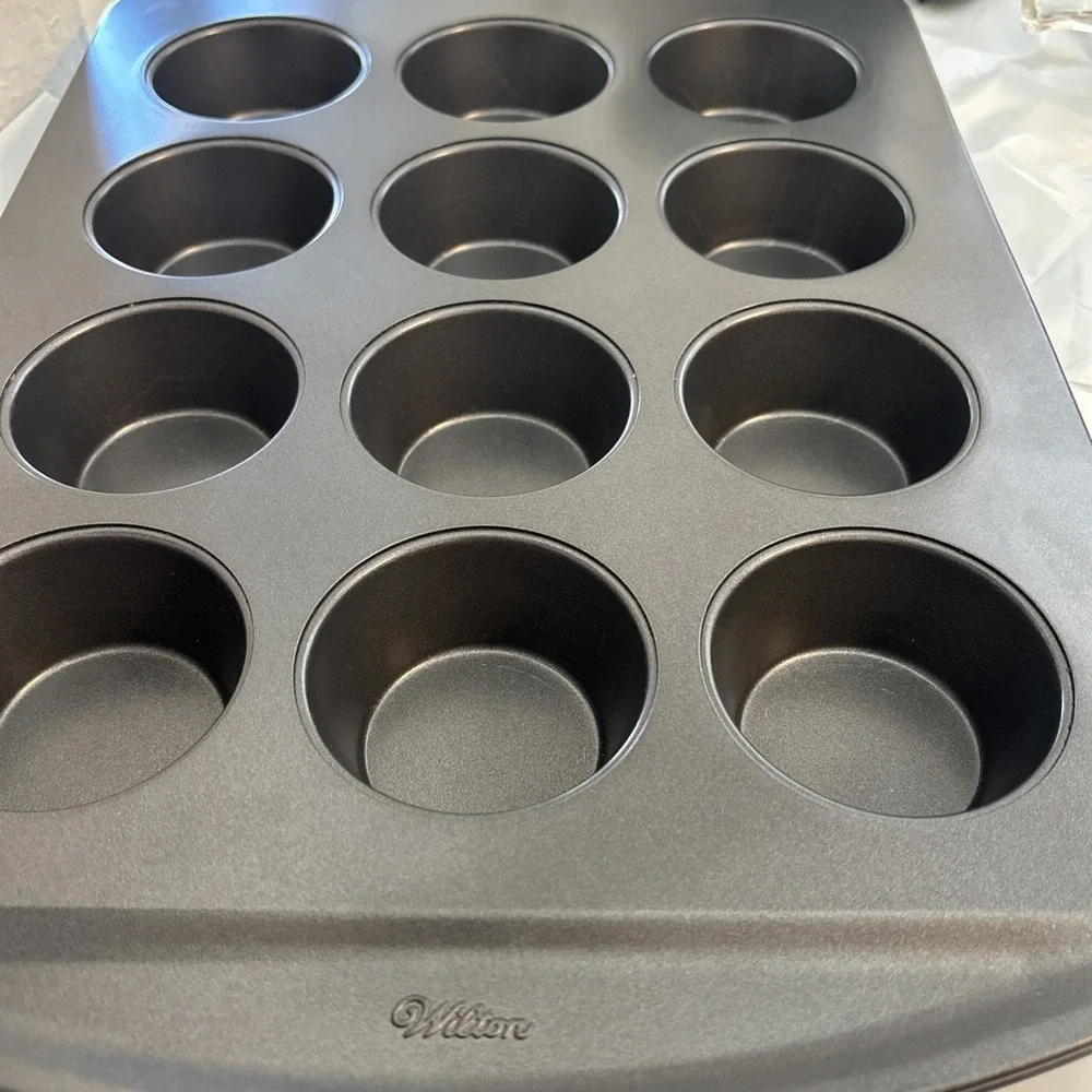 Wilton Non-Stick Bakeware Muffin Top & Cupcake‎ Pan Perfect Shape 12 Holes